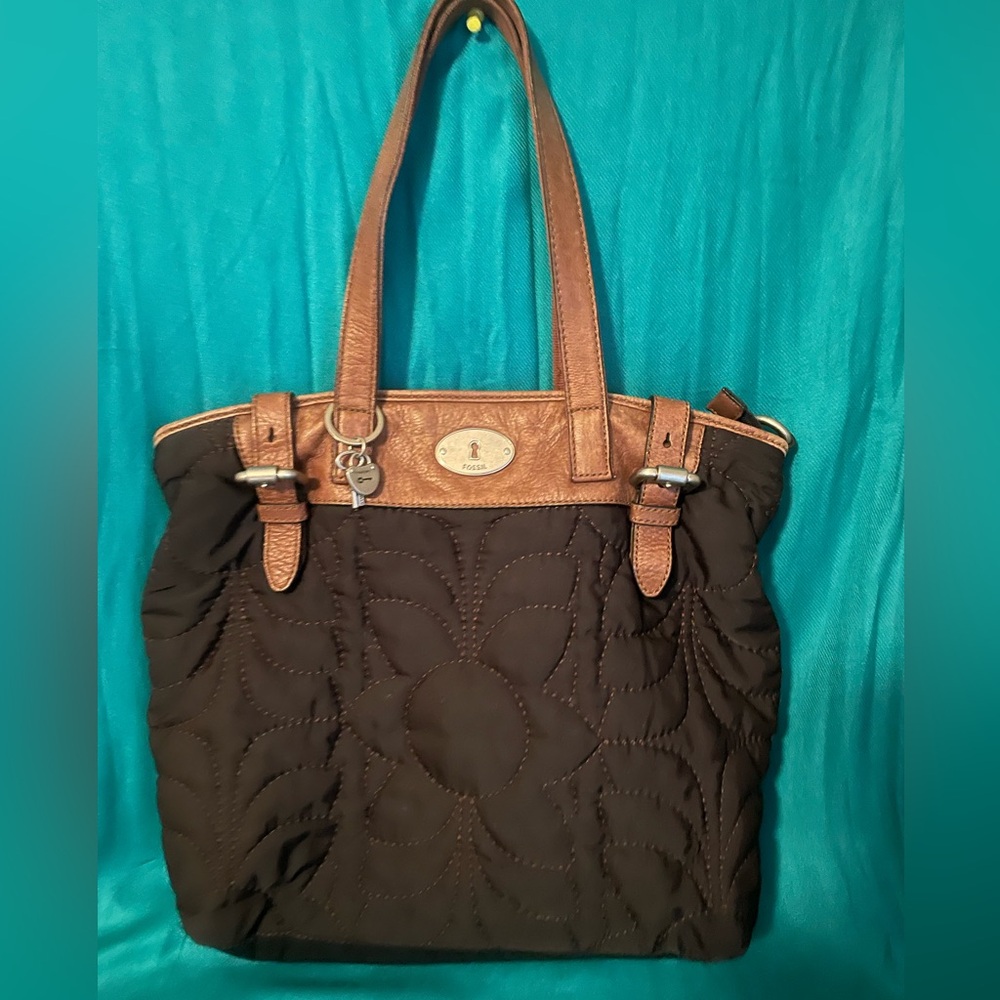Fossil Key-per tote bag.Black quilted body with leather straps. Lots of pockets!